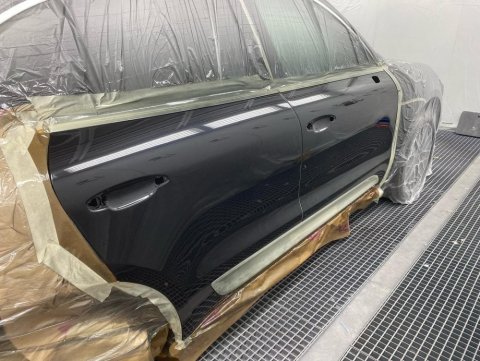 Réparation et peinture de portière sur Porsche Macan