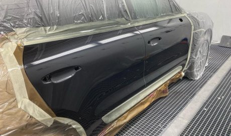 Réparation et peinture de portière sur Porsche Macan